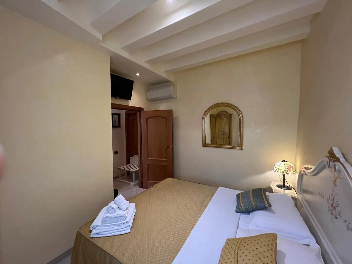 Venice Inn 0*,